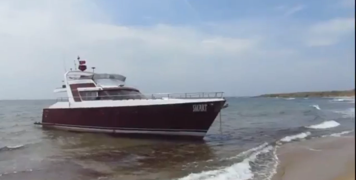 Σουρωτήρι η χώρα: Τουρκικό σκάφος διέσχισε ανενόχλητο το θρακικό πέλαγος – Εγκατέλειψε 53 μετανάστες σε παραλία – (Βίντεο-εικόνες)